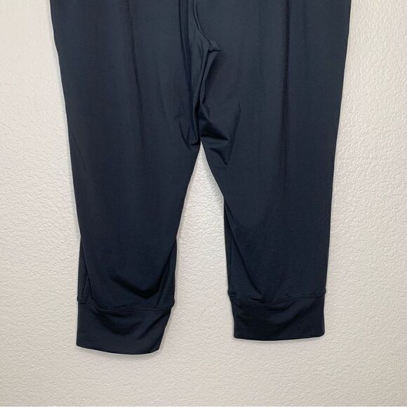 Fabletics Women’s Black Yogi Capri Pants - Picture 8 of 10